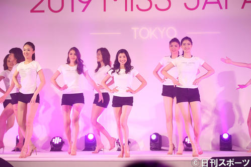 2019ミス・ジャパン東京大会最終選考会のオープニングでステージに登場する土屋炎伽(中央)(撮影・河田真司)
