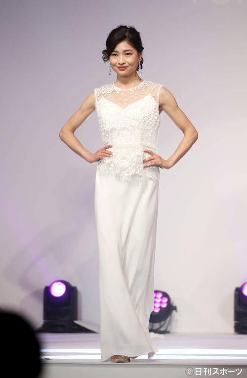 白いドレス姿でステージに立つ土屋炎伽(撮影・河田真司)