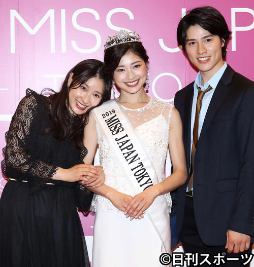 2019ミス・ジャパン東京大会最終選考会後に笑顔で写真に納まる左から妹の土屋太鳳、姉の土屋炎伽、弟の土屋神葉（2019年6月3日撮影）