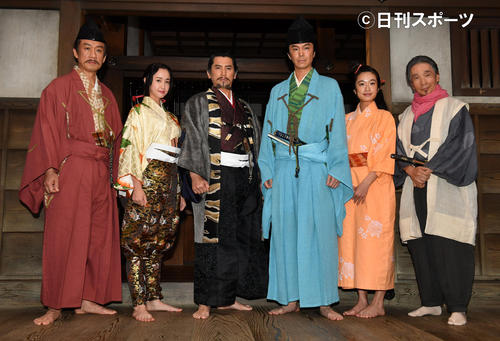 NHK大河ドラマ「麒麟がくる」の会見で記念撮影に納まる。左から西村まさ彦、沢尻エリカ、本木雅弘、長谷川博己、門脇麦、堺正章（撮影・柴田隆二）