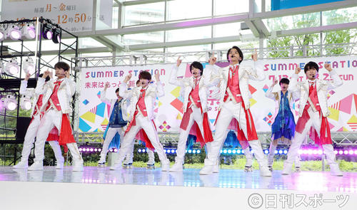 「おいで、Sunshine」を歌う美　少年とHiHi　Jets（撮影・鈴木正人）