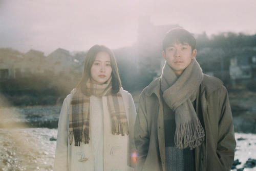 映画「静かな雨」にダブル主演する衛藤美彩（左）と太賀