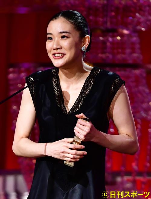 「第４１回日本アカデミー賞授賞式」で最優秀主演女優賞を受賞しブロンズを手に感極まる蒼井優（撮影・小沢裕）
