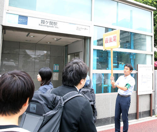 ピエール瀧被告の初公判の一般傍聴券を求め、霞ケ関駅入り口まで伸びる行列（撮影・大野祥一）