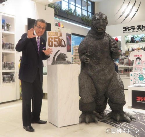“同級生”というゴジラとポーズを決める宝田明