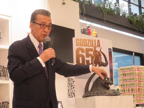 プロデュースした南部鉄瓶ゴジラをお披露目する宝田明