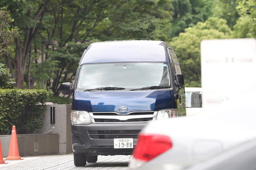 東京地裁を出るピエール瀧被告を乗せたと思われる車（撮影・大野祥一）