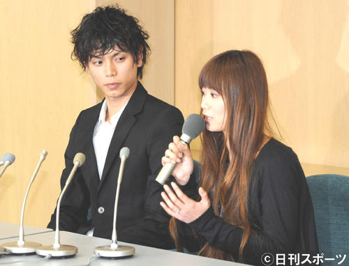 結婚発表会見で自身の病を告白する絢香（右）を優しく見つめる水嶋ヒロ