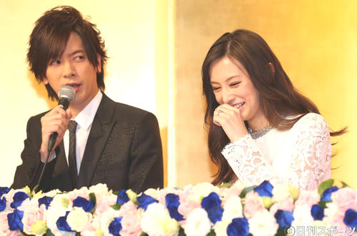 ２人そろって結婚報告の記者会見を行ったＤＡＩＧＯ（左）と北川景子