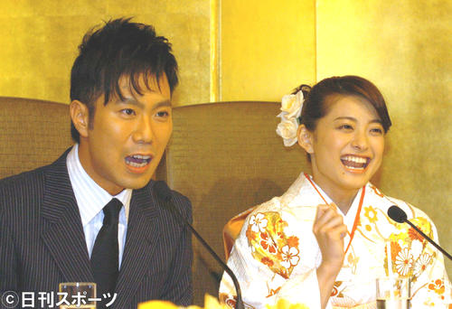 藤井隆（左）と乙葉（右）が婚約会見で記者の質問に大きなリアクションをとる
