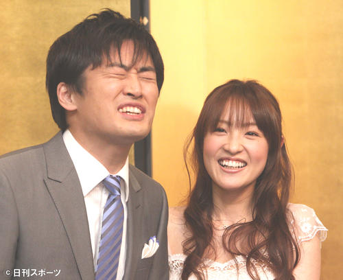 結婚報告会見でキスの催促に「勘弁してください」と照れまくる劇団ひとりと大沢あかね