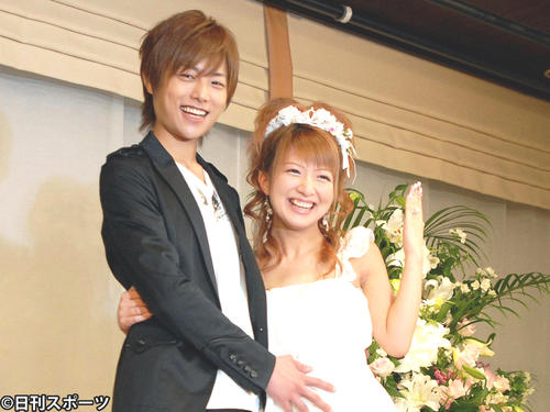 結婚報告会見をする辻希美（右）と杉浦太陽は笑顔を見せる