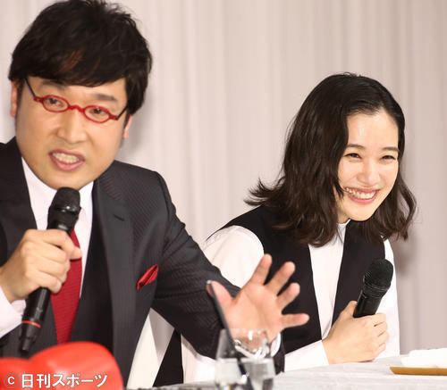 ゲスト登場する南海キャンディーズのしずちゃんの暴走を必死で止める山里亮太（左）の隣で微笑む蒼井優（撮影・河田真司）