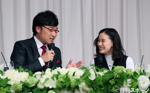 結婚会見に開いた南海キャンディーズの山里亮太（左）と蒼井優（撮影・大野祥一）