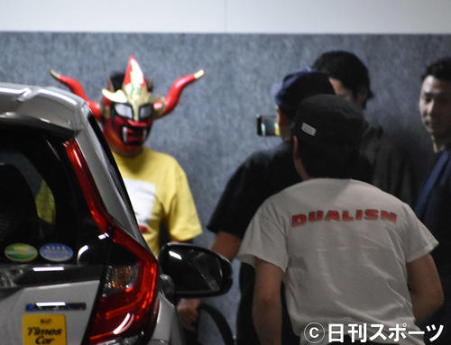 獣神サンダーライガーのマスク姿でエレベーターに乗り込む石野卓球（撮影・川田和博）