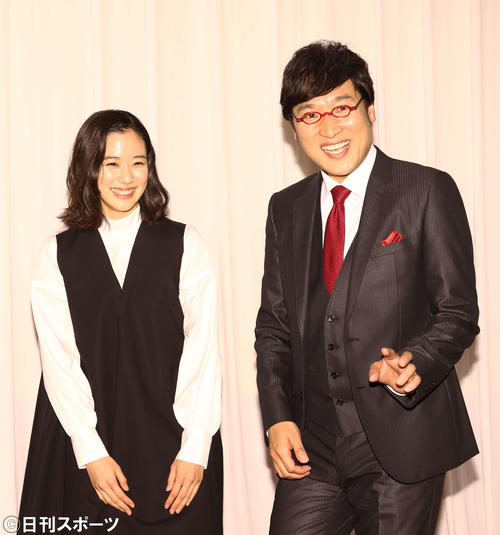 山ちゃんと蒼井優がツーショット結婚会見 写真特集 芸能ライブ速報 日刊スポーツ