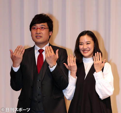 山ちゃんと蒼井優がツーショット結婚会見 写真特集 芸能ライブ速報 日刊スポーツ