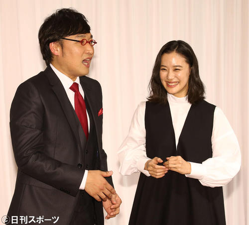 山ちゃんと蒼井優がツーショット結婚会見 写真特集 芸能ライブ速報 日刊スポーツ