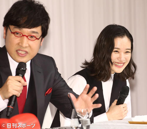 山ちゃんと蒼井優がツーショット結婚会見 写真特集 芸能ライブ速報 日刊スポーツ