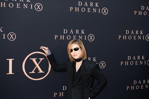 映画「X－MEN：ダークフェニックス」のワールドプレミアに登場したYOSHIKI（中央）