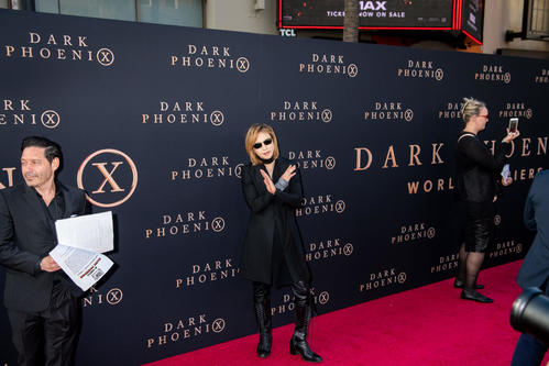 映画「X－MEN：ダークフェニックス」のワールドプレミアに登場したYOSHIKI（中央）