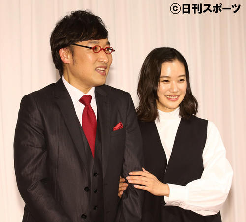 山里亮太（左）の左腕に優しく手を添える蒼井優（撮影・河田真司）