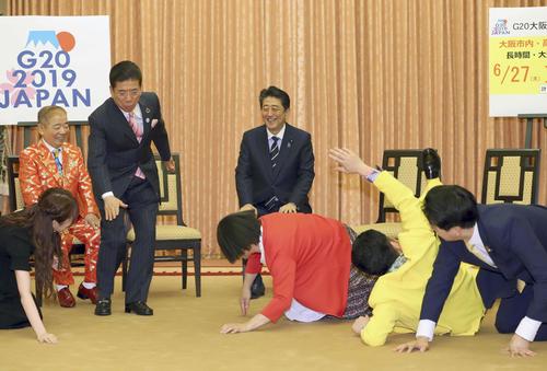 西川きよしさん（左から3人目）や吉本新喜劇のメンバーの訪問を受け、笑顔の安倍首相（中央）（代表撮影）（共同）