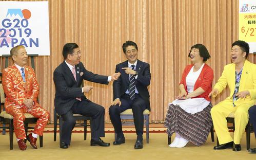 安倍首相（中央）を訪問し談笑する西川きよしさん（左から2人目）や吉本新喜劇のメンバー（代表撮影）（共同）