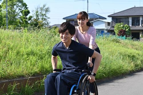 鮎川樹（松坂桃李＝左）と川奈つぐみ（山本美月）は、また一緒に仕事をすることになった（C）カンテレ