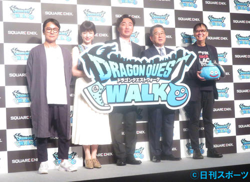 「ドラゴンクエストウォーク」発表会に出席した左からスクウェア・エニックス柴貴正氏、平井理央、小沢一敬、徳光和夫アナ、堀井雄二氏（2019年6月3日撮影）