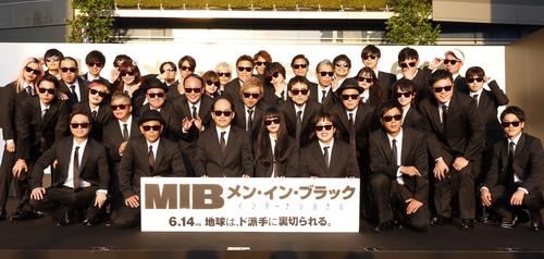 映画「メン・イン・ブラック：インターナショナル」のイベントに登場した吉本坂46のメンバーたち