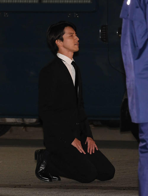 保釈され、報道陣の前で土下座する田口淳之介容疑者（撮影・鈴木みどり）