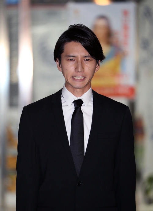 保釈され、東京湾岸署を出る田口淳之介被告（撮影・大野祥一）