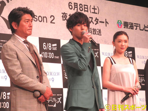 主演ドラマ「ミラー・ツインズ」の舞台あいさつに出席した藤ケ谷太輔（中央）。左は高橋克典、右は倉科カナ（撮影・横山慧）