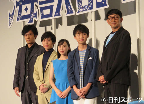 映画「海獣の子供」の初日舞台あいさつに登壇した、左から稲垣吾郎、浦上晟周、芦田愛菜、石橋陽彩、渡辺歩監督