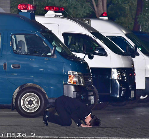 湾岸署から保釈された元「KAT－TUN」メンバー田口淳之介被告は報道陣の前で土下座をして謝罪する（撮影・小沢裕）　