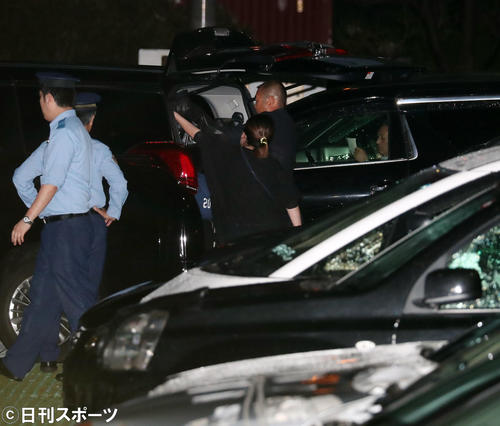湾岸警察署から運び出され車に乗せられる田口淳之介被告のものと思われる荷物（撮影・垰建太）