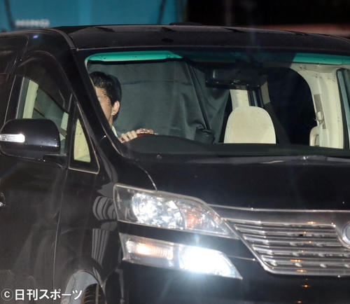 保釈された小嶺麗奈被告を乗せた車には幕がかかっていた（撮影・垰建太）