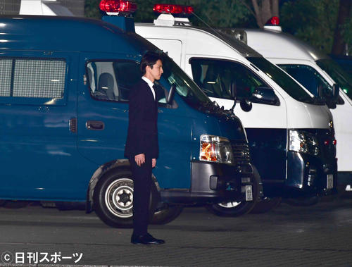 湾岸署から保釈された「KAT－TUN」の元メンバー田口淳之介被告は報道陣を見つめて頭を深々と下げ、謝罪のあいさつを始める（撮影・小沢裕）　