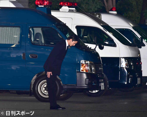 湾岸署から保釈された「KAT－TUN」の元メンバー田口淳之介被告は報道陣を見つめて頭を深々と下げ、謝罪のあいさつを始める（撮影・小沢裕）　