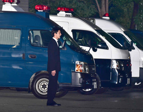 湾岸署から保釈された「KAT－TUN」の元メンバー田口淳之介被告は報道陣を見つめて頭を深々と下げ、謝罪のあいさつを始める（撮影・小沢裕）　