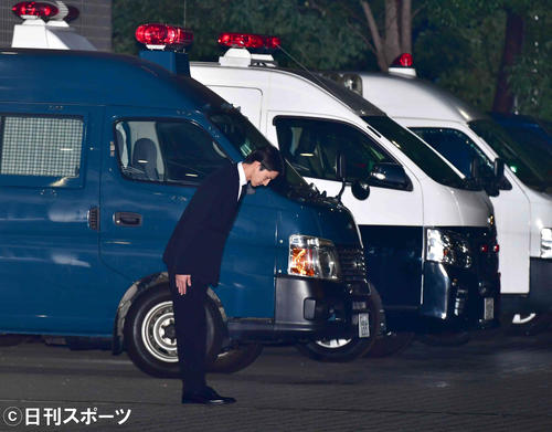 湾岸署から保釈された「KAT－TUN」の元メンバー田口淳之介被告は報道陣を見つめて頭を深々と下げ、謝罪のあいさつを始める（撮影・小沢裕）　