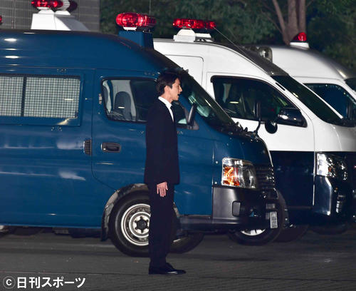 湾岸署から保釈された「KAT－TUN」の元メンバー田口淳之介被告は報道陣を見つめて頭を深々と下げ、謝罪のあいさつを始める（撮影・小沢裕）　