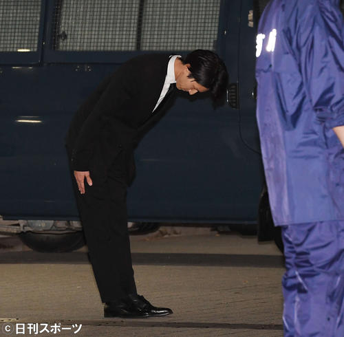 保釈され、報道陣の前で深々と頭を下げる田口淳之介被告（撮影・鈴木みどり）