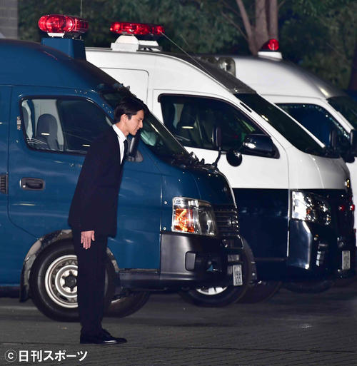 湾岸署から保釈された「KAT－TUN」の元メンバー田口淳之介被告は報道陣の前で深々と頭を下げた後、ひざまずいて土下座をして謝罪した（撮影・小沢裕）　