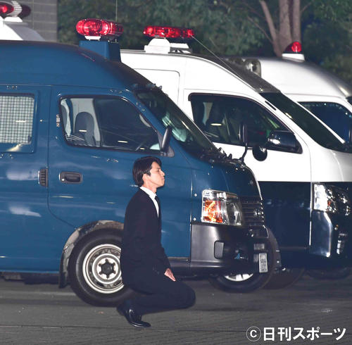 湾岸署から保釈された「KAT－TUN」の元メンバー田口淳之介被告は報道陣の前で深々と頭を下げた後、ひざまずいて土下座をして謝罪した（撮影・小沢裕）　