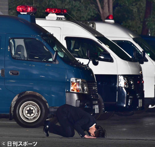 湾岸署から保釈されたKAT－TUNの元メンバー田口淳之介被告は報道陣の前で深々と頭を下げた後、ひざまずいて土下座をして謝罪した（撮影・小沢裕）　