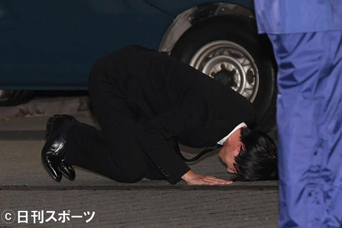 保釈され、報道陣の前で土下座する田口淳之介被告（撮影・鈴木みどり）