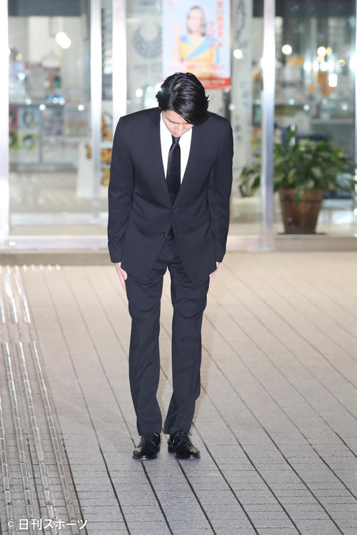 保釈され、東京湾岸署を出る田口淳之介被告被告（撮影・大野祥一）