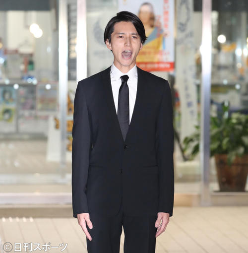 保釈され、東京湾岸署を出る田口淳之介被告（撮影・大野祥一）